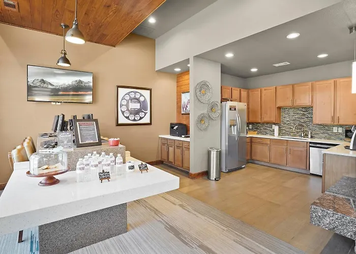 Apartment Landing Spectacular 2Bd Clubhouse Courtyard